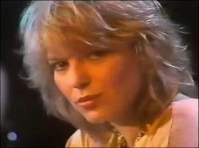 Sur quelle chanson au 'rythmo latino' nous fait-elle danser en 1984 ?