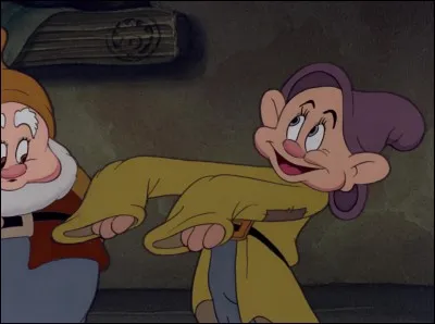 Quel film Disney comprend un personnage nommé Simplet ?