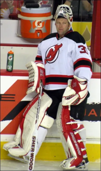 Qui est le gardien cumulant plusieurs records de la LNH, notamment le nombre de victoires et de blanchissages en saison régulière ?