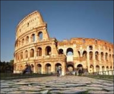 Il y eut des bibliothèques publiques avant le 19e siècle. Mais bien peu. 
Combien de bibliothèques, environ, la ville de Rome comptait-elle sous l'Empire (romain) ?