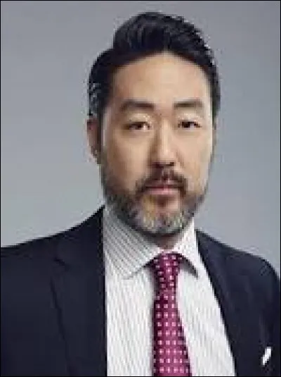 Au début de la série un des secouristes, Howard, est gravement blessé, que lui est-il arrivé ?