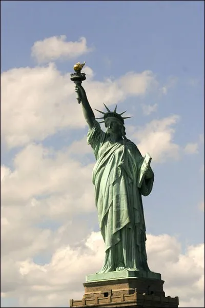 Sur quelle île des États-Unis se situe cette construction que plus de 4 millions de personnes visitent chaque année ?