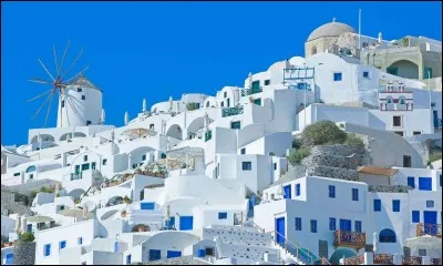 Dans quel pays peut-on voir la ville de Santorin ?