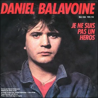La chanson "Je ne suis pas un héros" par Daniel Balavoine est une reprise.