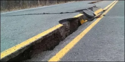 Lors d'un tremblement de terre de force 3 sur l'échelle de Richter, les murs se fissurent et les fenêtres se brisent à cause des secousses.