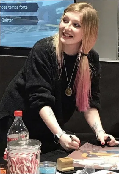 Quel m&eacute;tier en parall&egrave;le a-t-elle commenc&eacute; en avril 2019 ?