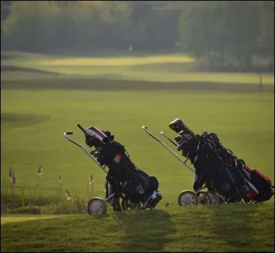 Inutile d'aller dans des contrées exotiques pour retrouver ce genre d'interdit : le parcours de golf de Bethesda, au/à ... en est la preuve. Dans quel pays ?