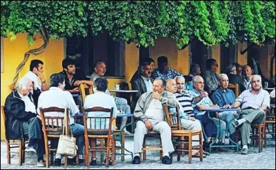 Ces "kafenia" traditionnels grecs sont - tout aussi traditionnellement - interdits aux femmes... En pleine crise, ce n'est pas très malin ! Quel est le singulier de "kafenia" ?