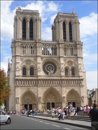 Le 15 avril 2019, la cathédrale de Notre-Dame de Paris est atteinte par un incendie puis a brûlé en partie.
