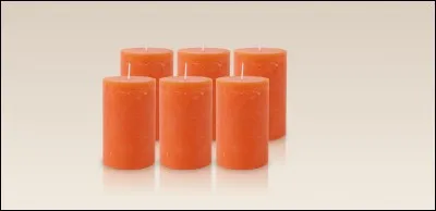 Sur cette photo, on peut voir 9 bougies de couleur orange.