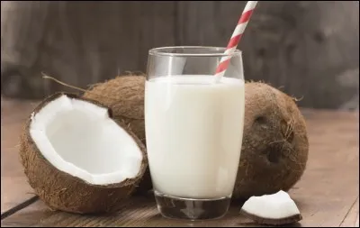 Sur cette photo, on peut voir un verre de lait de mangue.