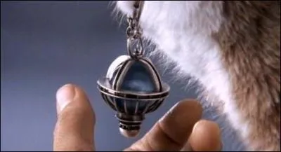 Comment se nomme le chat qui detient l'univers dans son collier dans 'Men in Black' ?