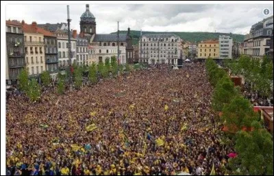 Cette photo représente le mouvement des gilets jaunes (Place de Jaude : Clermont-Ferrand).
