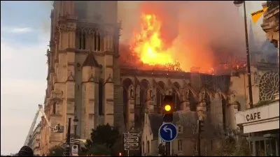 Aujourd'hui détruite par le dramatique incendie qui a sévi, combien mesurait la flèche de Notre-Dame ?