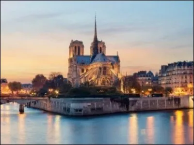 En 1955, c'est à Notre-Dame de Paris qu'on célébra les obsèques du dramaturge à qui l'on doit "Le Soulier de satin" :