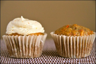 Voici deux gâteaux traditionnellement présentés dans des petits moules en forme de tasse. Parmi ces deux gâteaux, lesquels sont des emblèmes culinaires de l'Angleterre ?