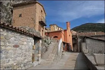 Petit village Maralpin de 32 habitants, Auvare se situe en région ...