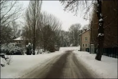 Voici une vue hivernale de Sotzeling. Petit village de 21 habitants, dans le parc naturel régional de Lorraine, il se situe dans le département ...