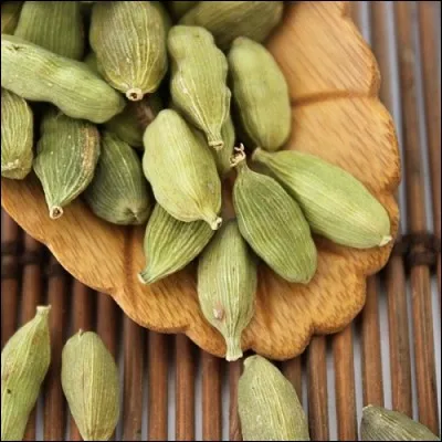 À quelle fleur, la fleur de la cardamome ressemble-t-elle ?