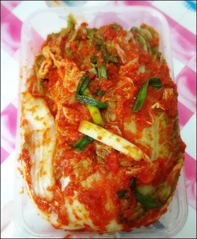 1) Ceci est un plat de légumes fermentés, principalement choux et piments. 2) On en mange à tous les repas, y compris au petit-déj ! 3) On le prononce lorsqu'on vous prend en photo. C'est le ... (Complétez !)