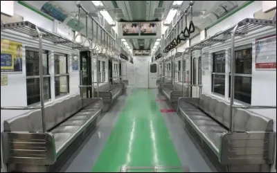 Métro de Séoul, un vendredi ordinaire, vers 19 h... Mais que se passe-t-il ? Où sont-ils tous donc ?