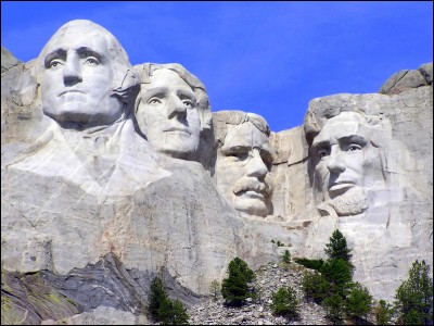 Sur ce monument on peut voir, de gauche à droite, les effigies des présidents George Washington, Thomas Jefferson, Theodore Roosevelt et Abraham Lincoln. Lequel de ces présidents est l'auteur principal du texte de la Déclaration d'indépendance des Etats-Unis d'Amérique ?