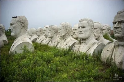Inspiré par le monument du mont Rushmore, David Adickes sculpta les têtes géantes des 43 premiers présidents des Etats-Unis. Suite à des problèmes financiers celles-ci furent abandonnées dans un champ de l'Etat de …, Etat dont la capitale est Richmond.