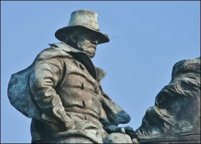 Diplômé de l'académie militaire de West Point, il fut promu lieutenant-général avec autorité sur toutes les armées de l'Union pendant la guerre de Sécession. Elu président en 1869 il s'efforça d'apaiser les tensions provoquées par la guerre. Il s'agit de (d')