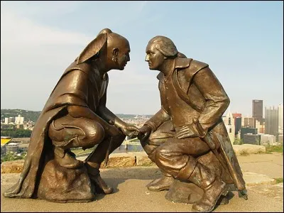 Chef d’État-major de l’Armée continentale pendant la guerre d’indépendance il devint premier président des États-Unis. La statue le représente en compagnie du chef indien Guyasuta.
