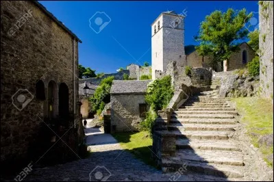 L'une des deux sous-préfectures du département numéroté 32 est...