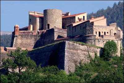 Quel est le nom de la citadelle fortifiée sous Louis XIV et qui domine Prats-de-Mollo en Pyrénées-Orientales ?