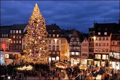 Quel est le nom du marché de Noël qui se déroule à Strasbourg depuis 1570 ?