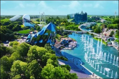 Dans quel département se trouve le parc à thèmes du Futuroscope ?
