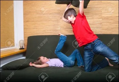 Ton fr&egrave;re ou ta s�ur t'&eacute;nerve... Que fais-tu ?