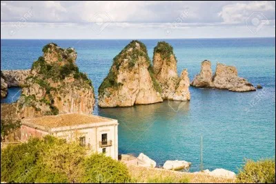 Les Faraglioni di Capri se trouvent au large de l'île de Capri, appartenant à ....