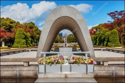 Dans quelle ville du Japon se situe ce parc du Mémorial de la Paix, le premier ayant subi une attaque nucléaire ?