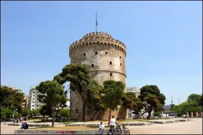 Dans quelle ville qui est la deuxième plus grande de Grèce, peut-on visiter le monument et le musée de la Tour blanche ?