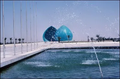 Dans quel pays se trouve le monument Al-Shaheed, sanctionné par Saddam Hussein ?