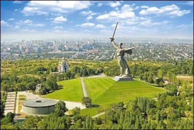 Comment s'appelle aujourd'hui cette ville du sud-est de la Russie connue autrefois sous le nom de Stalingrad ?