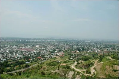 Quelle est cette capitale à l'extrémité nord du lac Tanganyika qui était autrefois connue sous le nom d'Usumbura ?