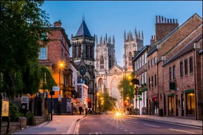 Eboracum pour les Romains, puis Jorvik pour les Vikings, quel est le nom actuel de cette ville historique britannique ?