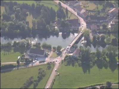 Cette petite commune du Jura, traversée par l'Ain, c'est ...