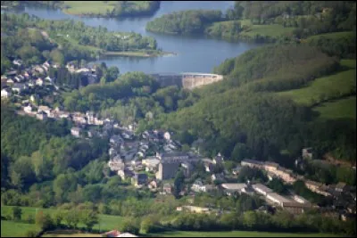 Cette commune de l'Aveyron, située sur le plateau du Lévézou et traversée par le Viaur, c'est ...