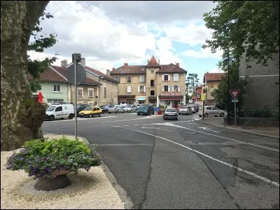 Cette petite ville de l'Isère, dans le nord du département, située à quelques kilomètres du Rhône, c'est ...