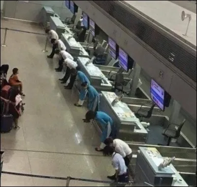 Là aussi, c'est culturel... Mais que font donc ces gens, à se courber comme cela ?