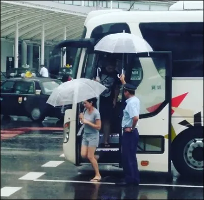 Scènes de la vie quotidienne > Que fait donc ce monsieur en uniforme à la descente du bus ?