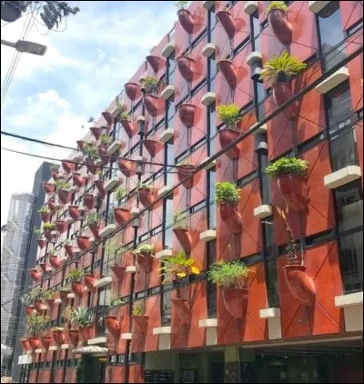 Et ce bâtiment, ne trouvez-vous pas qu'il est un peu spécial ?