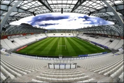 Combien y a-t-il de places dans le Stade des Alpes ?