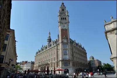 À quelle hauteur la Chambre de Commerce de Lille culmine-t-elle ?