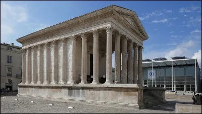 Au début de quel siècle la Maison Carrée de Nîmes a-t-elle vu le jour ?